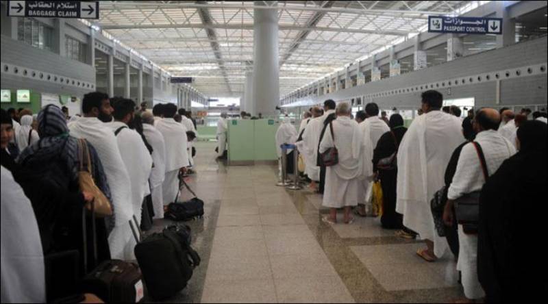 pilgrims standing in Que 