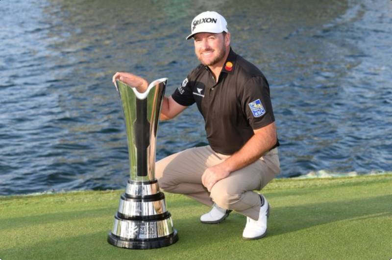 Graeme McDowell pose alongside trophy