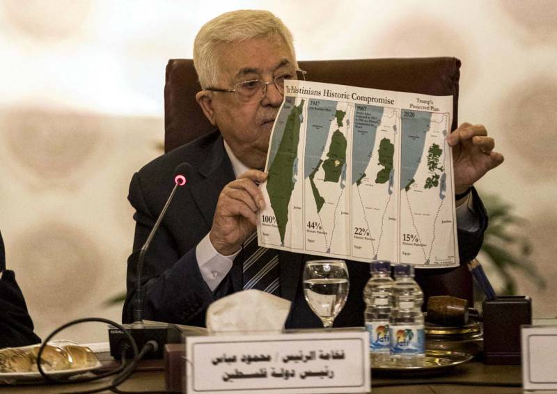 Palestinian president Mahmud Abbas holding Israel-Palestine Map