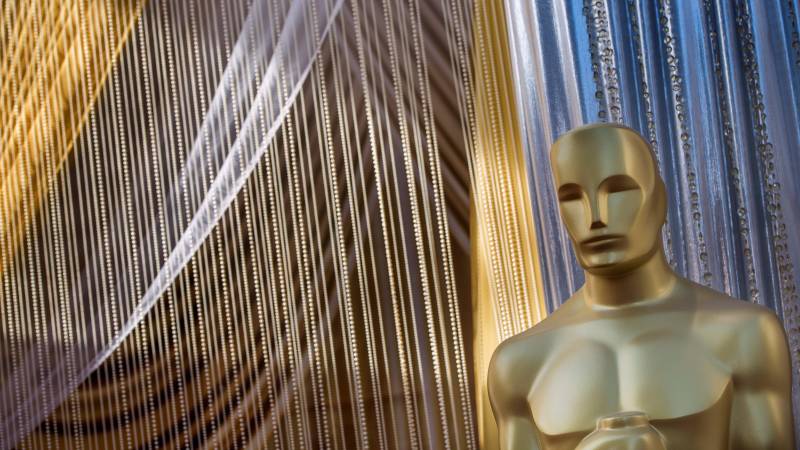 Oscars battle set to begin amid crystals and controversy