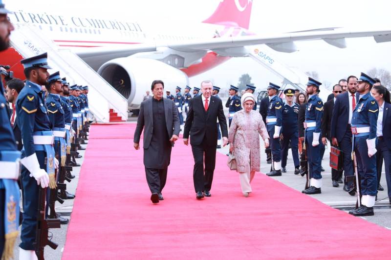 Erdogan arrives in Pakistan