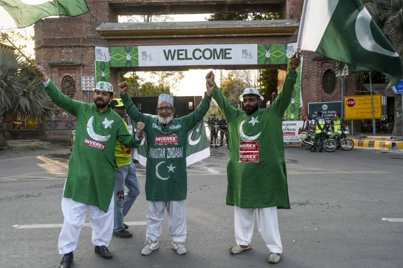 In Pictures: Multan Sultans opt to bowl as people throng Gaddafi