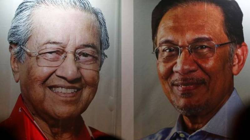 Malaysia in turmoil as Mahathir, Anwar vie for power