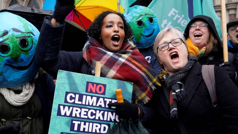 Climate campaigners win appeal to block new Heathrow runway