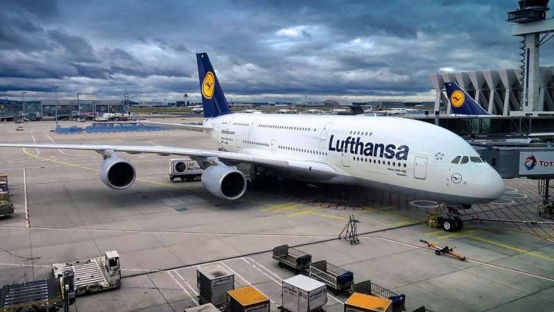 Lufthansa further slashes flight plan over virus