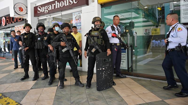 Police respond to reported mass hostage-taking at Manila mall