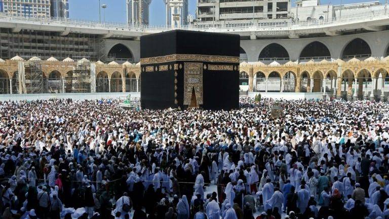 Saudi risks fallout with coronavirus curbs on holy sites