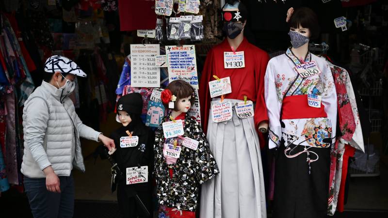 Japan politician apologises for auctioning face masks