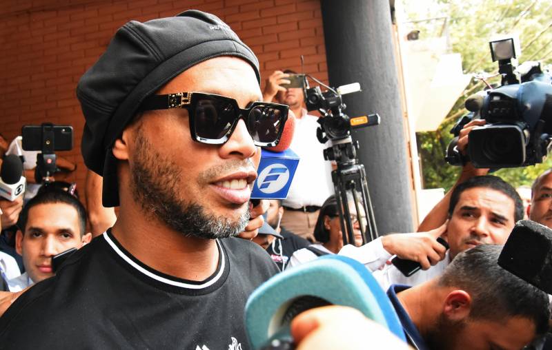 Paraguayan judge orders Ronaldinho to remain in prison