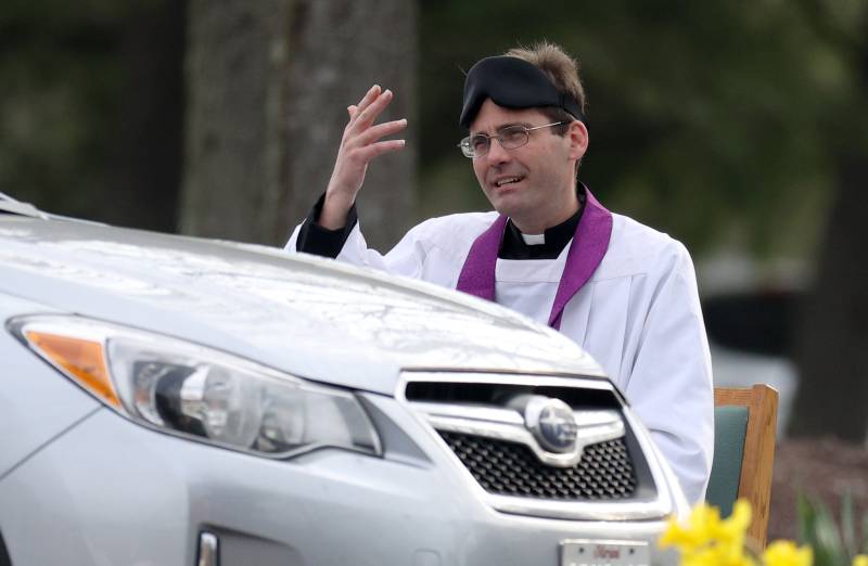 US priest offers drive-thru confessions