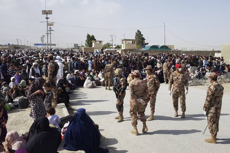 Thousands of Afghan nationals cross Torkham, Chaman borders