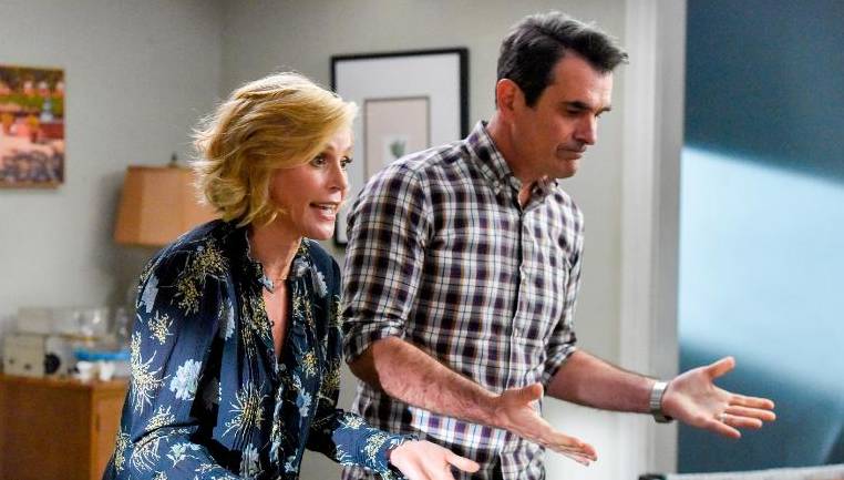 'Modern Family' turns out lights with warm, funny series finale