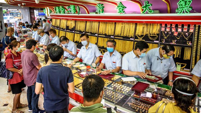 Gold glitters as cash-strapped Thais sell jewellery