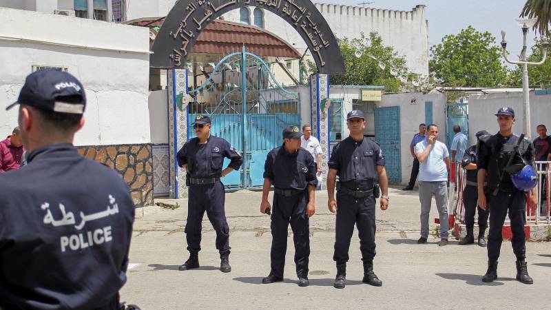 Algeria uses prisoners to make virus protection gear