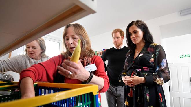 Prince Harry and Meghan hand out meals in Los Angeles