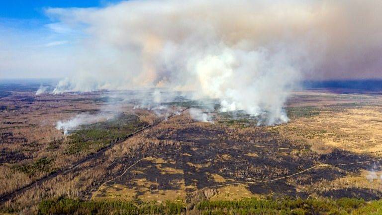 Smoke blankets Kiev from forest fires in Chernobyl zone