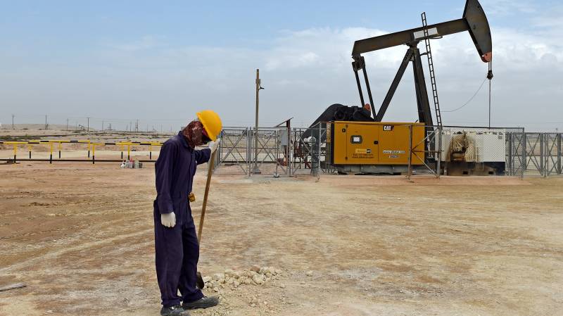 Brent oil plunges to two-decade low of $15.98 per barrel