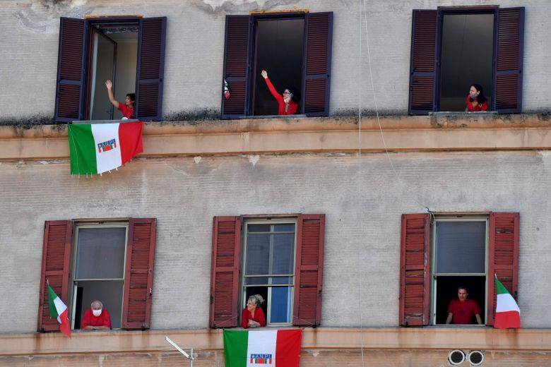 Singing Italians celebrate WWII liberation at windows