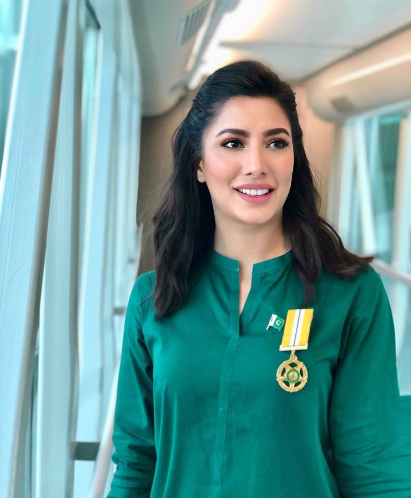 Mehwish Hayat pays rich tribute to Rishi Kapoor