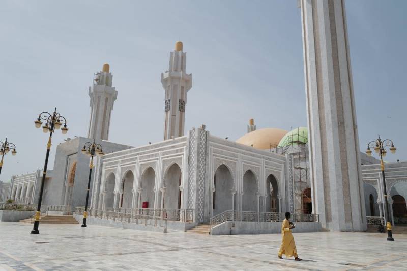 Senegalese return to mosques after restrictions eased