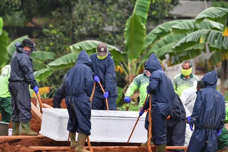 Indonesia's gravediggers battle coronavirus fears, stigma