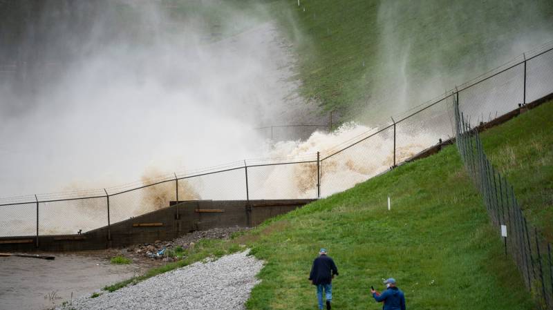 Two dams fail in Michigan, thousands evacuated