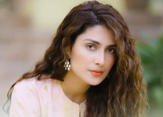 Ayeza Khan denies she was on plane that crashed in Karachi