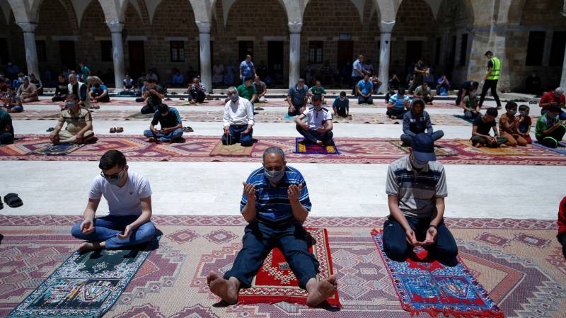 Joy in Gaza as mosques reopen after pandemic closure