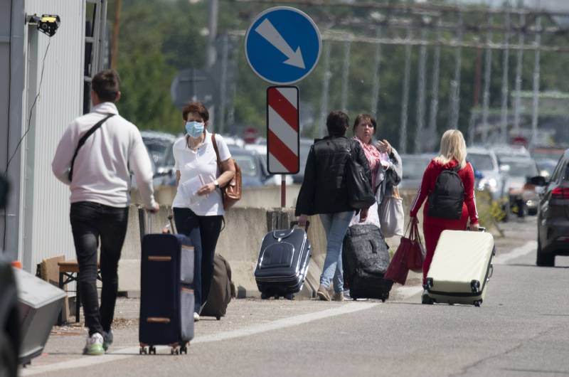 Hopeful travellers face hurdles as Austria's borders reopen