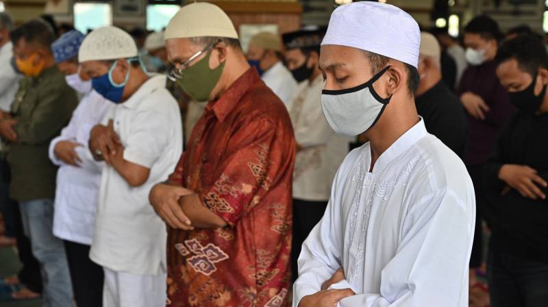 Indonesian capital opens mosques as lockdown eased