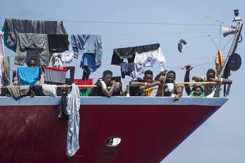 Migrants held on tourist boats allowed to land in Malta