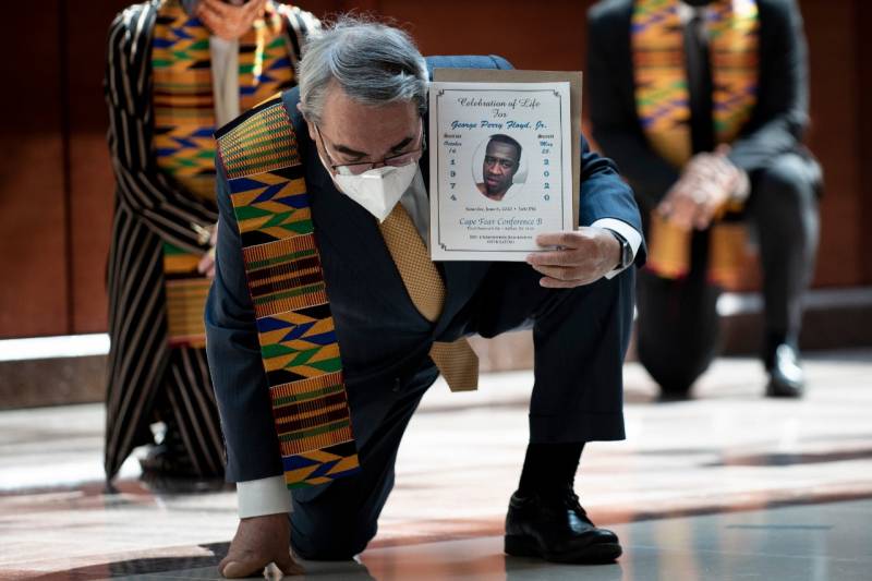 Democrats take a knee in US Congress in George Floyd tribute