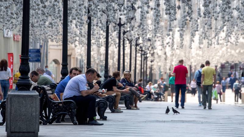 Moscow emerges from lockdown as WHO warns of 'worsening' global crisis