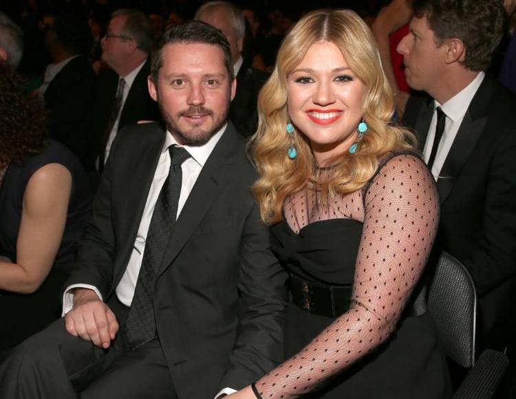 Singer Kelly Clarkson files for divorce from husband