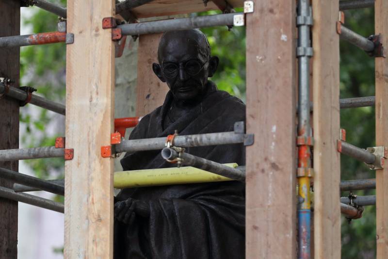 Gandhi’s statue hidden by UK police after threat by protesters