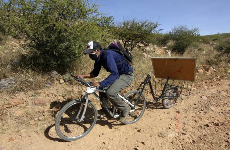 Bike-mounted Bolivian teacher brings school to pupils