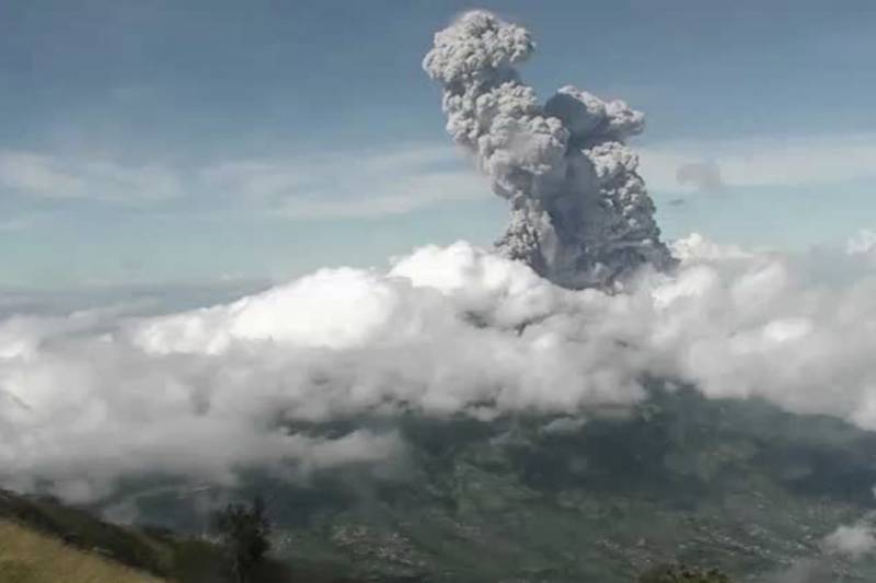 Indonesia's Mt Merapi erupts, spewing ash 6 km high