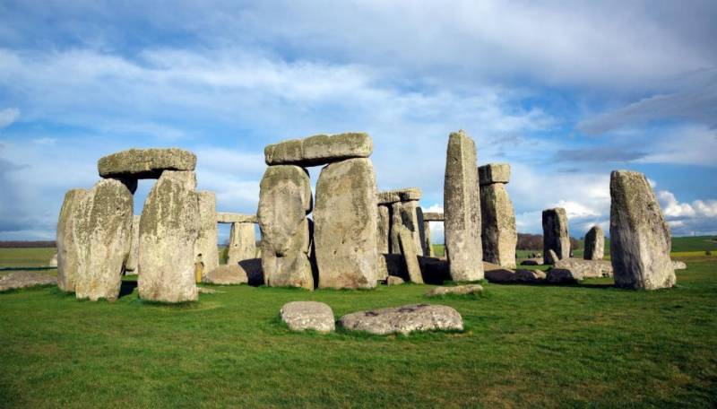 'Astonishing' neolithic circle found near Stonehenge