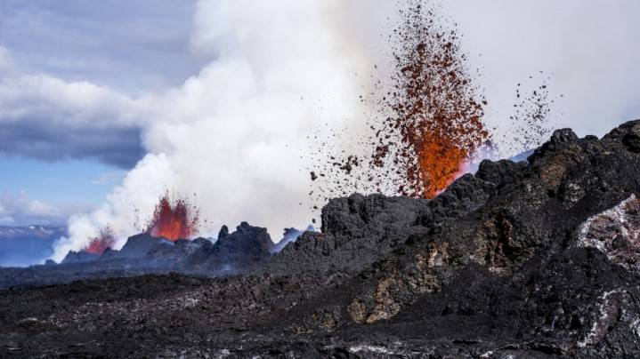 Earthquake tremors, volcanic activity rock Iceland