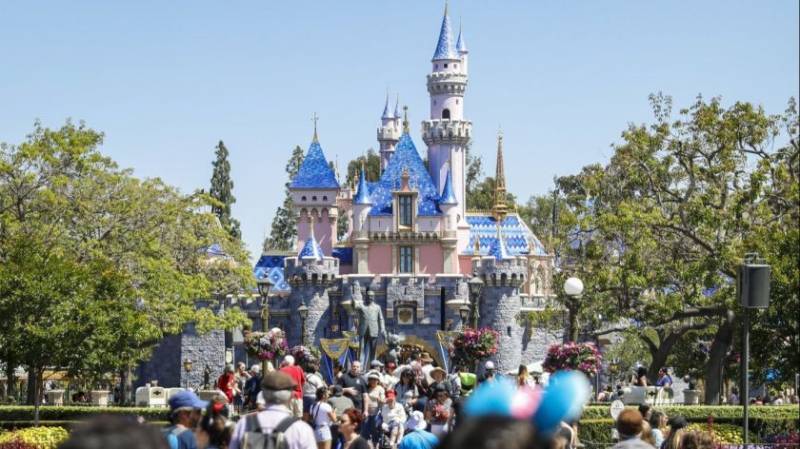 Disneyland in California delays reopening