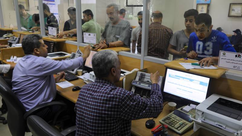 Gaza families receive Qatari financial aid