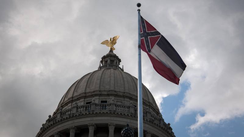 Mississippi votes to remove Confederate symbol from state flag