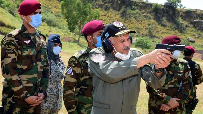 Air chief visits operational base, special services wing