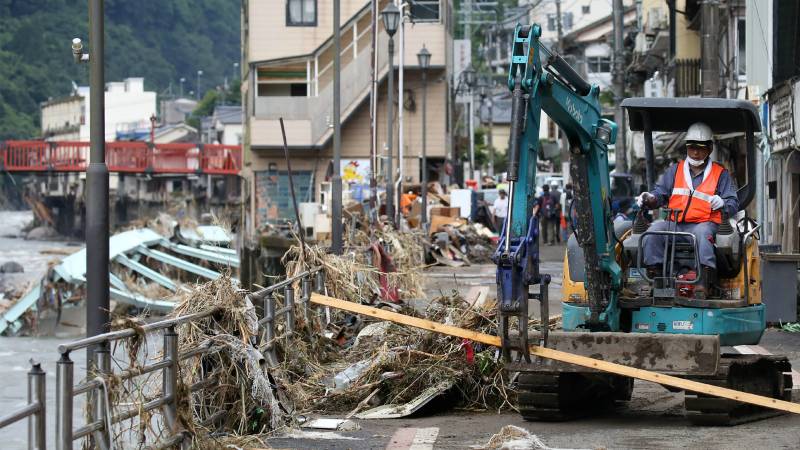 Japan rescuers battle to reach thousands trapped by floods