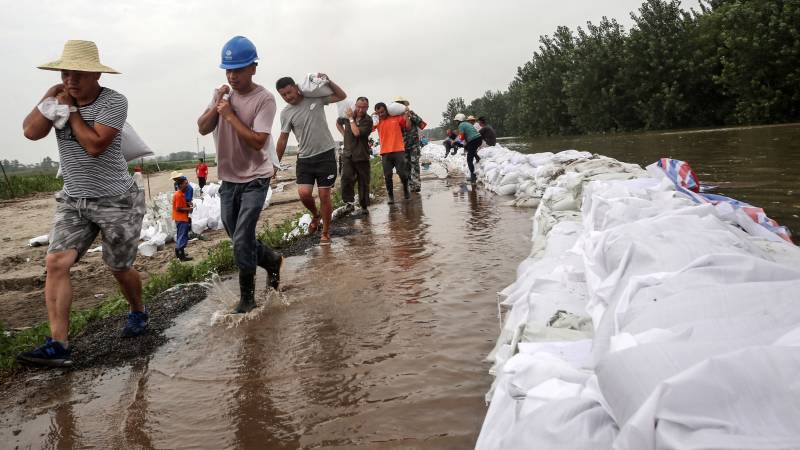 China rushes to contain floods after record rainfall