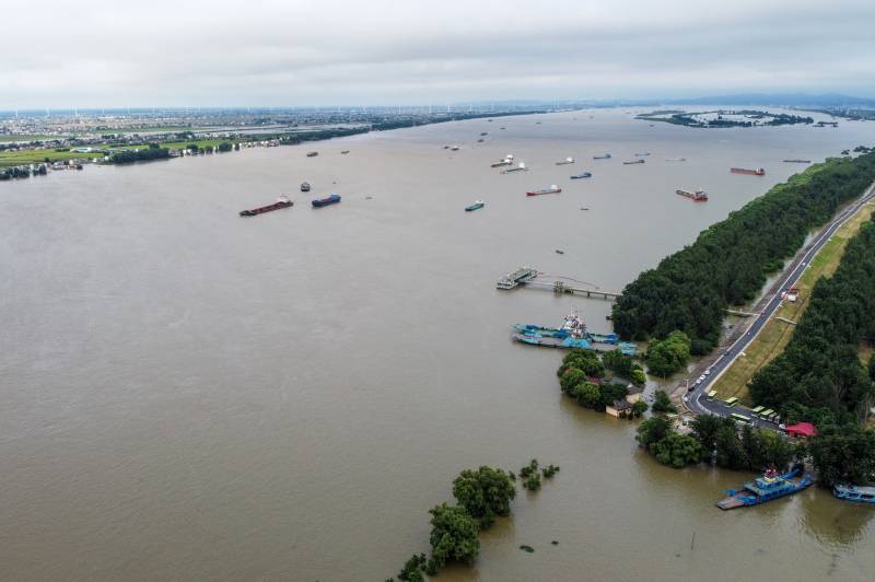 China rushes to contain floods after record rainfall