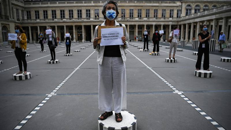 France makes public mask-wearing compulsory indoors