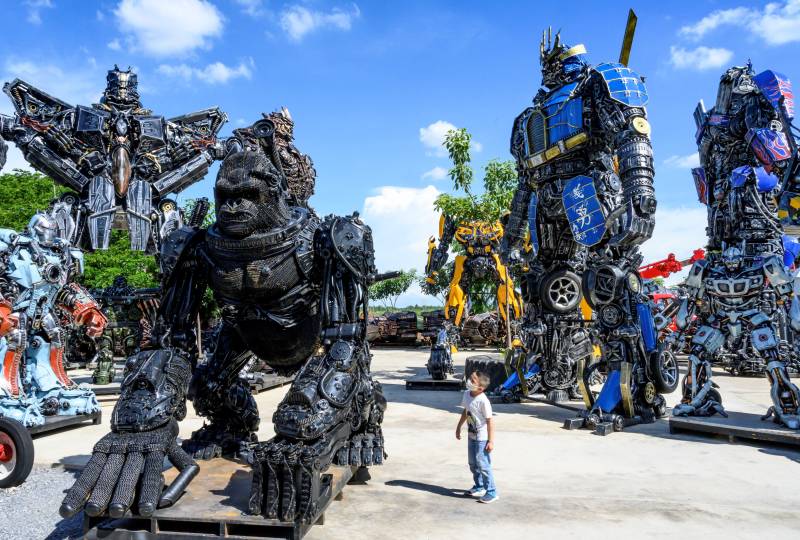 Thai metal workshop dazzles tourists with movie-inspired creations