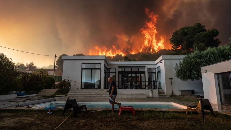 Thousands evacuated as forest fires rage in southern France