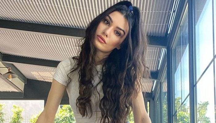 Ertugrul actress Burcu Kıratli’s latest selfie burns many hearts on social media